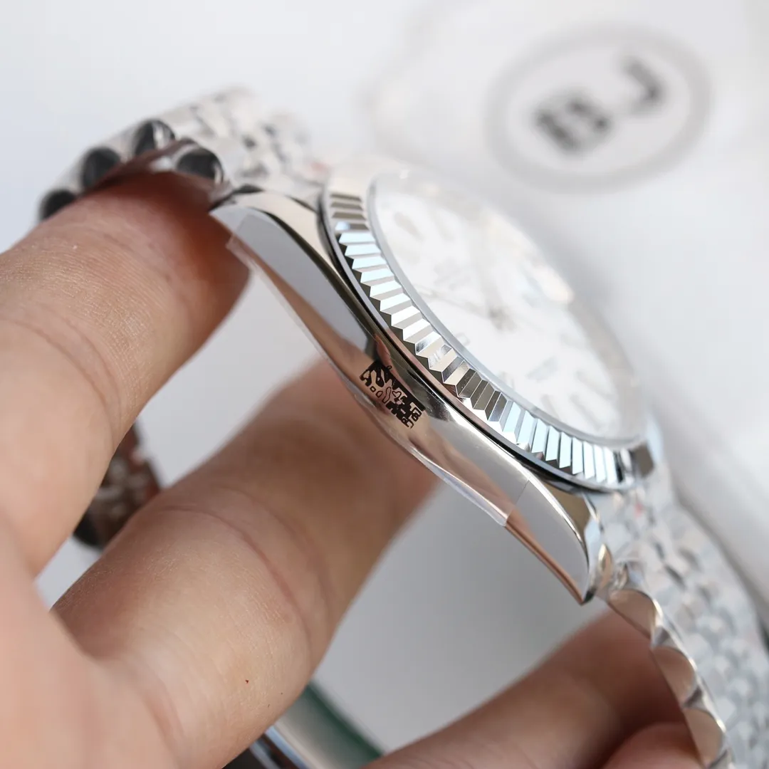 【High-end replica】💰1160! 【Customized all-in-one machine】💰1720! 【Top Replica】💰Private chat! The Rolex Diary series continues to improve the replica effect, and the ROLEX research spirit of continuous improvement in gold, rose, and stainless steel, especially the industry recognition of the five artifacts, has been an upward trend in sales! [Size] Diameter 41mm [Mirror] Scratch-resistant sapphire mirror, anti-reflective convex magnifying calendar window [Case] ​​316L stainless steel, the crown is the same as the counter! [Movement] 3235 automatic mechanical movement, ensuring the stability of the movement! [Watch Strap] Oyster-style three-piece and five-piece watch straps, folding buckle, as easy to buckle as at the counter, and the details of the buckle are also well engraved! This picture was taken as a top-notch replica!