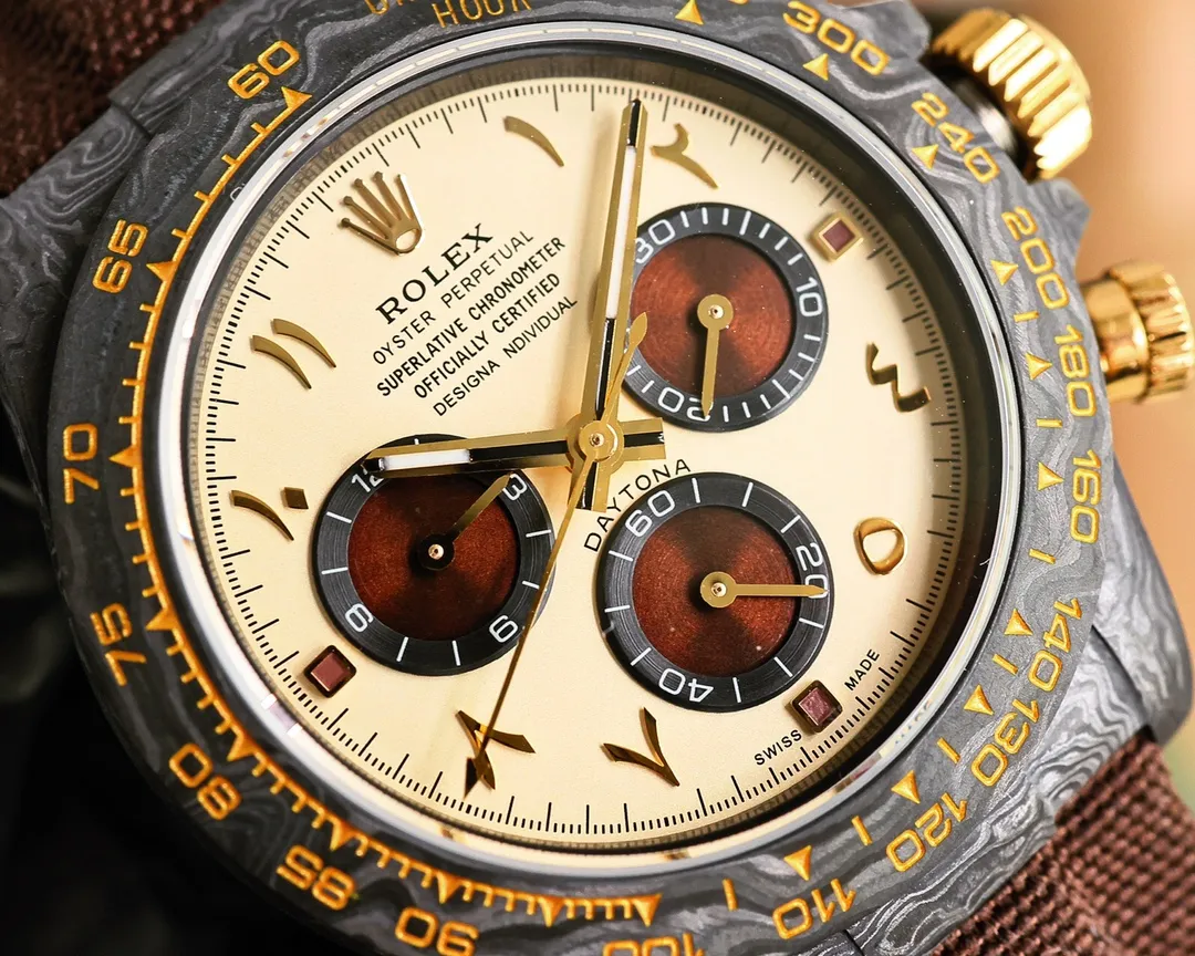 【Top replica】💰6500! The carbon fiber customized version of the TW Factory ROLEX Universe Chronograph Daytona series, the watch is not only light to wear, but also hard in appearance. And each watch has a unique carbon fiber pattern material. [Case] ​​The size of the watch is 40X12.4, which is consistent with the original. The strength of the Tw factory casts the unique style of carbon fiber Rolex. Unique to the market, the entire case, bezel and bottom cover are made of high-composite carbon fiber and super luminous powder. The details are hand-chamfered and polished. The texture is extraordinary. [Strap Buckle] The strap is made of artificial fiber woven straps, which is breathable, comfortable and soft in texture. [Movement] Using the latest accurate and mature 4801 movement (the functional thickness is the same as 4130), it perfectly realizes powerful functions and is the king of cost performance! ! !