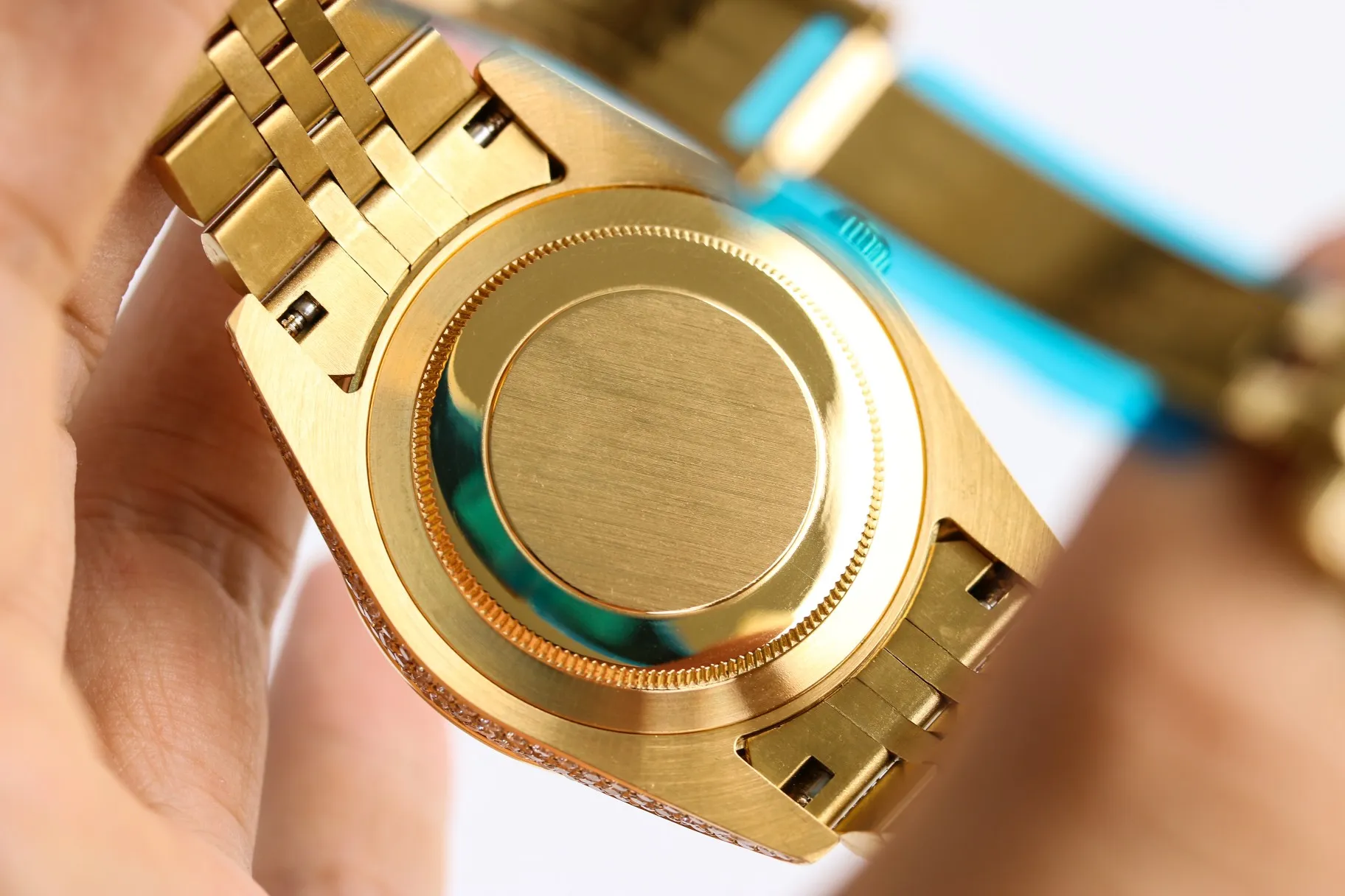 【Top Replica】💰Private chat! Rolex Diary Full Diamond Rich Edition Luxurious 18k Nano Technology! The entire shell and steel belt are inlaid with Swarovski crystal diamonds! (If diamonds fall out due to non-human factors within 5 years, they will be replenished free of charge), which makes the sparkling effect under the light even better! Brand new with 5 sets of full diamond steel belts! 41mm original size, using fully automatic imported mechanical 3255 movement, sapphire scratch-resistant glass mirror, 18k vacuum plating that will never fade, the best luxury recommendation for gift giving!