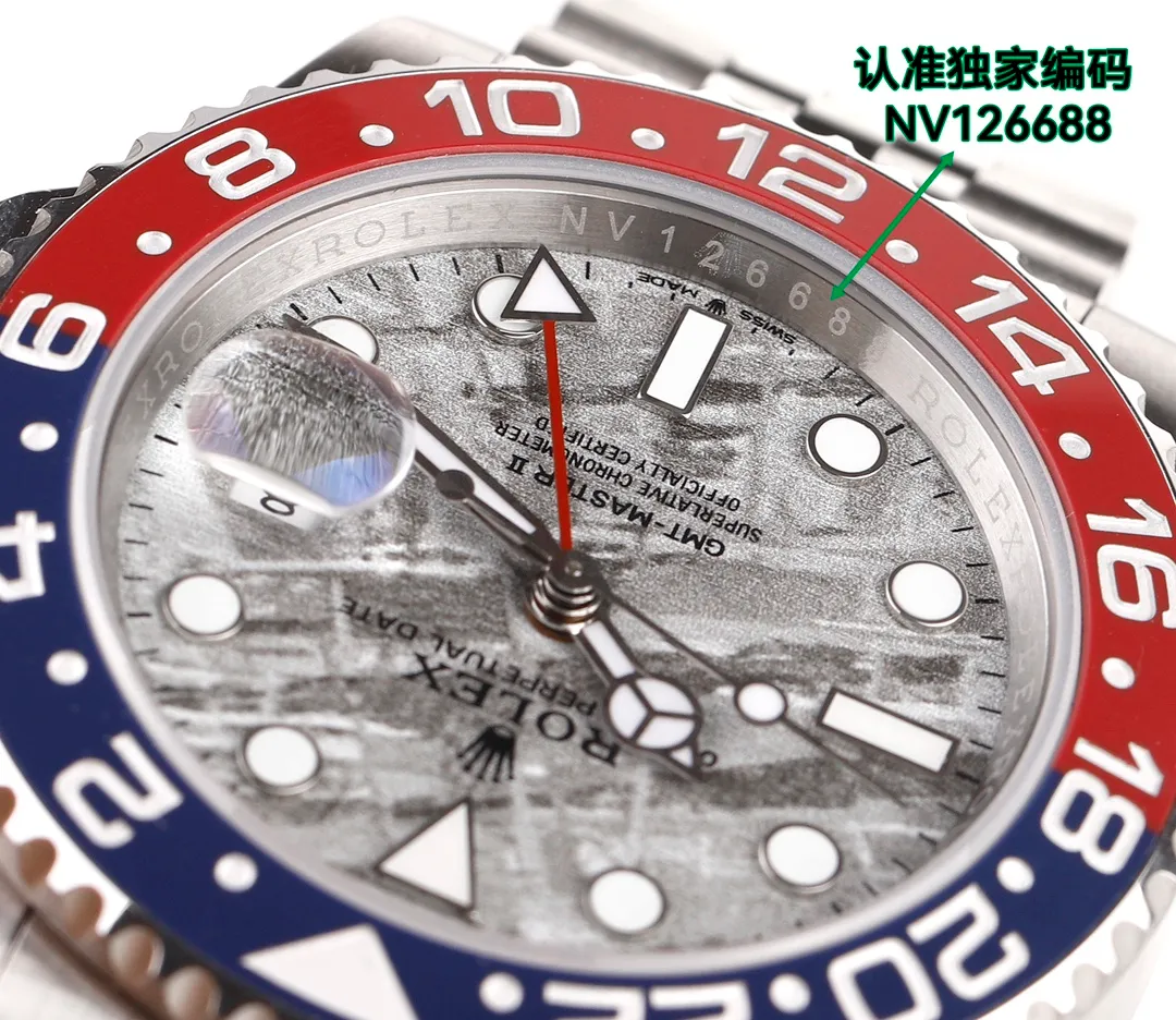Factory C made a major breakthrough and recreated the pinnacle of the Rolex GMT-Master (Coca-Cola) one-piece red and blue ceramic ring. 🎮RK5 is the only ceramic ring in the market that is comparable to the color of the genuine product. It is shockingly launched. The steel is made of authentic imported 904L raw materials, forged and polished, and is equipped with the 3186/3285 all-in-one fully automatic mechanical movement, which is consistent with the original product. It has accurate and stable travel time. Professional testing and inspection, zero repairs! 🎮 Genuine consistent GMT needle on the second layer and quick time adjustment to adjust the calendar, 40mm, 904L steel case bracelet, sapphire mirror, super luminous, two-way ceramic rotating bezel, folding buckle. Please look for the exclusive high-end quality code: NV126688, exclusive Huan logo. Welcome to reprint! (Comes with the same screwdriver as pictured/Same day shipping)