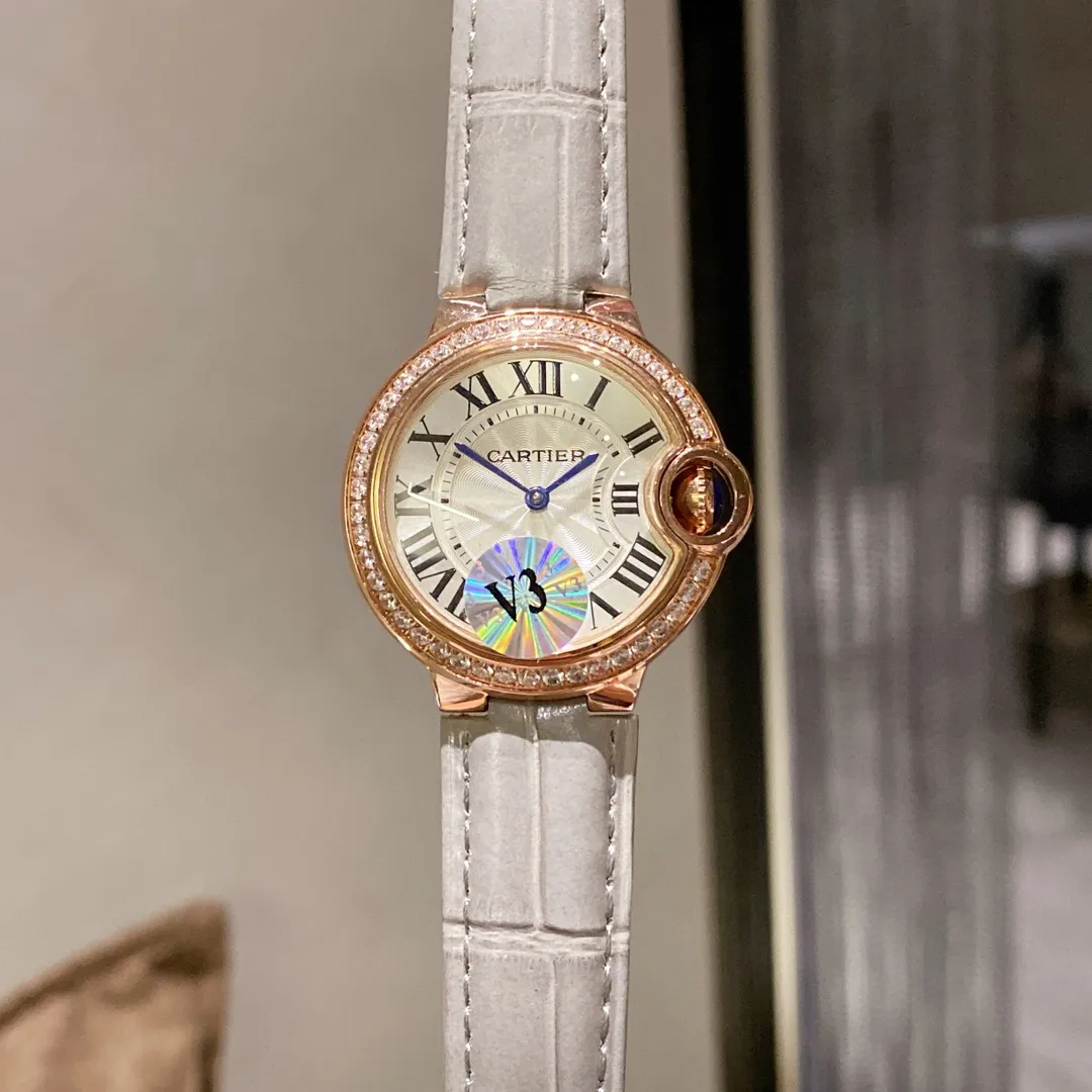 【Foreign trade import】💰1040! Cartier Blue Balloon, exquisite 33mm quartz watch, 9-digit sun, moon and stars large frame display, starry sky running, time flowing, special craftsmanship with diamonds, perfect personality. Matched with fish-eye sapphire glass, using Swiss original Swiss quartz movement, accurate travel time, imported high-gloss cowhide leather belt, original folding buckle, look for high-quality complete package and wear warranty card tag.
