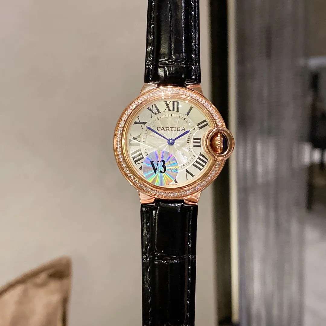 【Foreign trade import】💰1040! Cartier Blue Balloon, exquisite 33mm quartz watch, 9-digit sun, moon and stars large frame display, starry sky running, time flowing, special craftsmanship with diamonds, perfect personality. Matched with fish-eye sapphire glass, using Swiss original Swiss quartz movement, accurate travel time, imported high-gloss cowhide leather belt, original folding buckle, look for high-quality complete package and wear warranty card tag.