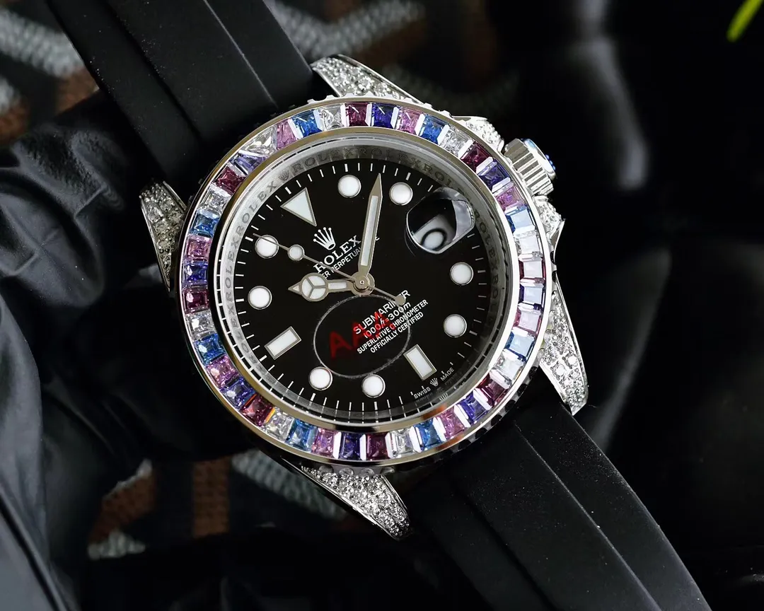【Customized all-in-one machine】💰1640! Rolex's top toy addict, if you don't like fake street watches, he will definitely be your best friend. Rolex's most classic Submariner Submariner was used as the prototype. After a second modification of the ring, it was then inlaid with top-quality natural stones. It is very shiny and extremely difficult. It is currently the most sparkling craftsmanship of the same material. The movement adopts a fully automatic mechanical movement, with super luminous characters. The tape is specially customized with a mold to make elbows, which completely fits the case. The 2cm flexible adjustment buckle inside the buckle makes it easy to adjust the size. Profession creates the future, once and for all. Size 40mm!