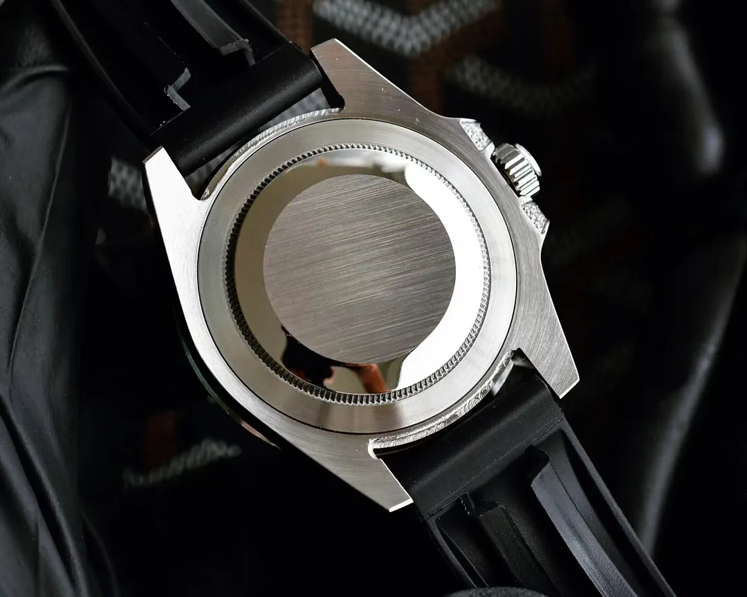 【Customized all-in-one machine】💰1640! Rolex's top toy addict, if you don't like fake street watches, he will definitely be your best friend. Rolex's most classic Submariner Submariner was used as the prototype. After a second modification of the ring, it was then inlaid with top-quality natural stones. It is very shiny and extremely difficult. It is currently the most sparkling craftsmanship of the same material. The movement adopts a fully automatic mechanical movement, with super luminous characters. The tape is specially customized with a mold to make elbows, which completely fits the case. The 2cm flexible adjustment buckle inside the buckle makes it easy to adjust the size. Profession creates the future, once and for all. Size 40mm!