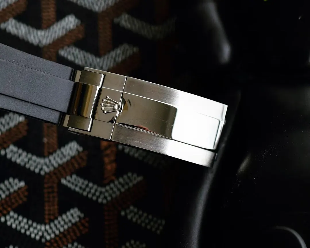 【Customized all-in-one machine】💰1640! Rolex's top toy addict, if you don't like fake street watches, he will definitely be your best friend. Rolex's most classic Submariner Submariner was used as the prototype. After a second modification of the ring, it was then inlaid with top-quality natural stones. It is very shiny and extremely difficult. It is currently the most sparkling craftsmanship of the same material. The movement adopts a fully automatic mechanical movement, with super luminous characters. The tape is specially customized with a mold to make elbows, which completely fits the case. The 2cm flexible adjustment buckle inside the buckle makes it easy to adjust the size. Profession creates the future, once and for all. Size 40mm!