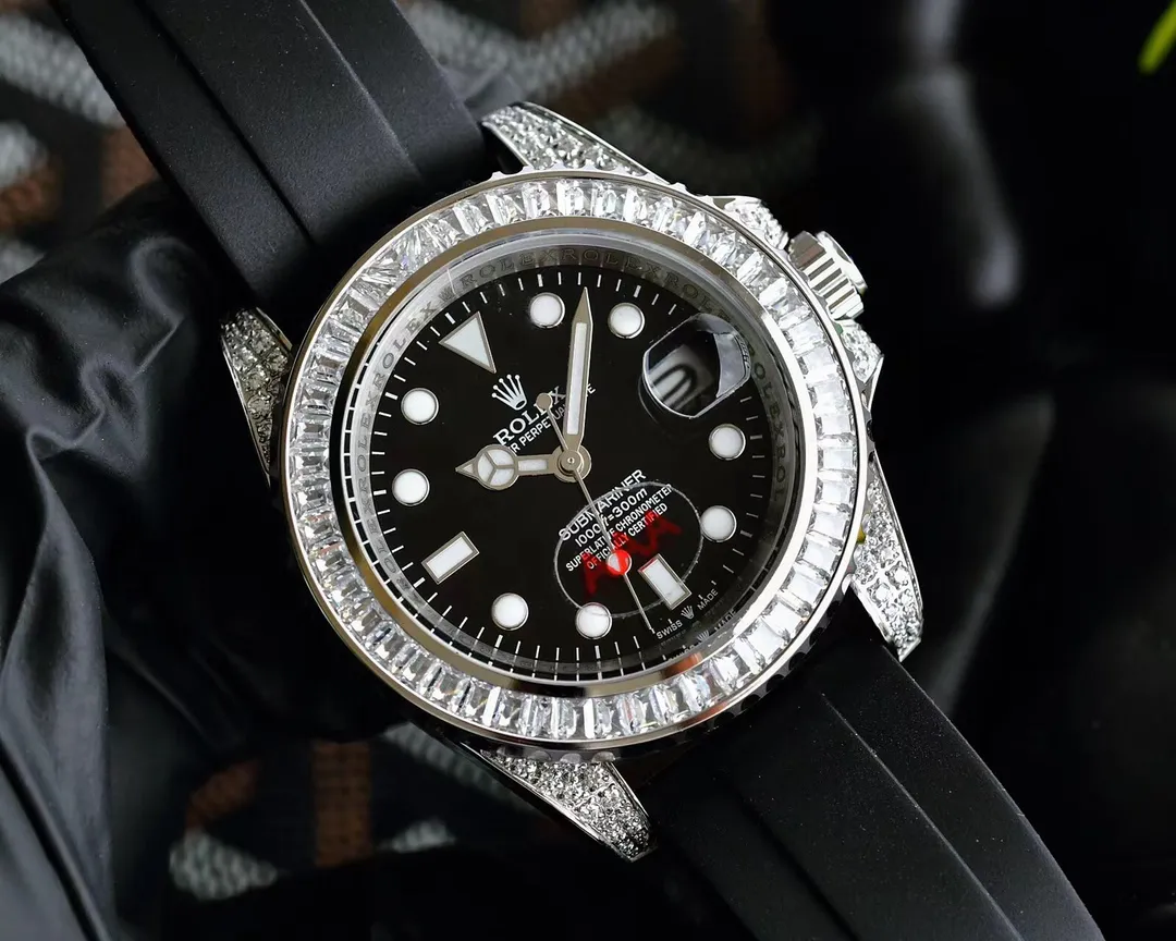 【Customized all-in-one machine】💰1640! Rolex's top toy addict, if you don't like fake street watches, he will definitely be your best friend. Rolex's most classic Submariner Submariner was used as the prototype. After a second modification of the ring, it was then inlaid with top-quality natural stones. It is very shiny and extremely difficult. It is currently the most sparkling craftsmanship of the same material. The movement adopts a fully automatic mechanical movement, with super luminous characters. The tape is specially customized with a mold to make elbows, which completely fits the case. The 2cm flexible adjustment buckle inside the buckle makes it easy to adjust the size. Profession creates the future, once and for all. Size 40mm!
