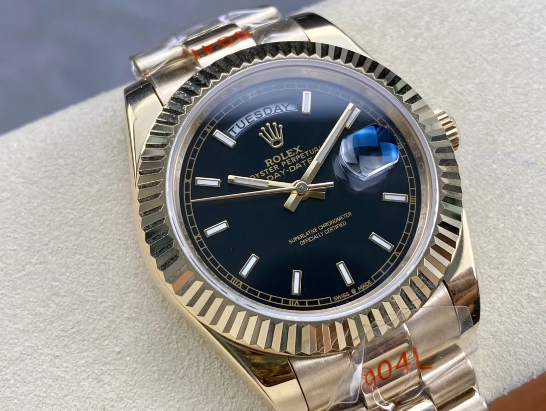 【High-end replica】💰1300! Rolex Dual Calendar Day Date Series 40mm [Diameter] 40mm [Movement] Equipped with imported fully automatic mechanical movement [Ring] Rolex RingCommand triangular pit pattern / aperture [Mirror] Scratch-resistant sapphire glass mirror [Material] Imported 316L stainless steel case [Strap] Stainless steel (Oystersteel) optional three-bead/five-bead chain strap [Buckle] Original buckle Super high quality, more beautiful in kind, market exclusive! Classic men's casual watch, the standard accessory for successful men, allowing you to wear it once and for all!