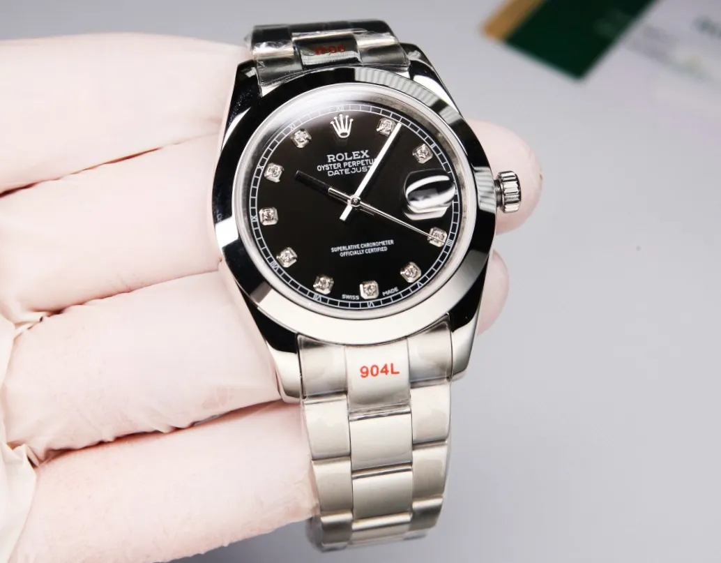 【High-end replica】💰1240! 【Customized all-in-one machine】💰1920! Taiwan factory makes strong comeback‼ ️‼ ️Outstanding work - Rolex Oyster Perpetual Datejust 41mm series watch, timeless elegance! Factory code: M126338... The 6-digit internal code is consistent with the card, and the entire set must be completed for return or exchange! [Oyster case, symbol of waterproofing] The diameter of the watch is 41mm, the thickness is consistent with the original, and the data is consistent with the genuine product 1. Classic Oyster case with triangular grooved outer ring 2. The handle adopts a screw-in design to restore the double buckle double waterproof system 3. Mirror material - anti-scratch blue crystal glass, anti-reflective convex magnification (2.5 times) calendar window [Strap details] Different watches are matched with different steel straps 1. Commemorative strap Jubilee Bracelet (five-bead belt) Material: stainless steel, commemorative type, five-row link 2. Oyster bracelet Oyster Bracelet (3-bead belt). Material: Stainless steel, head-shaped, semi-circular three-row link 3. Buckle type Folding buckle, concealed folding crown buckle [Movement] Using the exquisite and stable imported 9015 all-in-one mechanical movement, it is stable and simple, reserved, showy but not flattering, and long-lasting elegance! (Extreme reproduction requirements create high quality, playing with more than just concepts!) (Focus on original new machines) Focus is an attitude, produced by JH! The pictures were taken with a customized all-in-one machine!