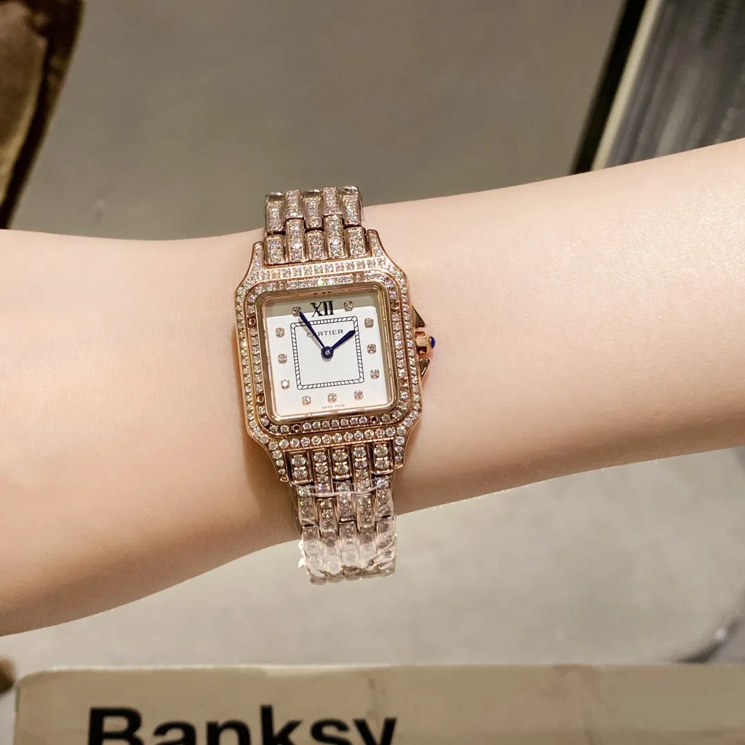 【Foreign trade import】💰2400! Luxury version of the full-diamond Cartier Panthère watch, gorgeous and unruly, is the aesthetic style conveyed by the Panthère de Cartier Cheetah. Its lines are smooth, charming, soft and docile on the wrist, as if dancing on the skin. The unique shape highlights a mature, elegant, confident and attractive female image. The case is one-piece, 27mm medium size, equipped with original Swiss quartz movement, 316L stainless steel case, crown set with a synthetic blue spinel, silver-plated dial, sword-shaped blue steel hands