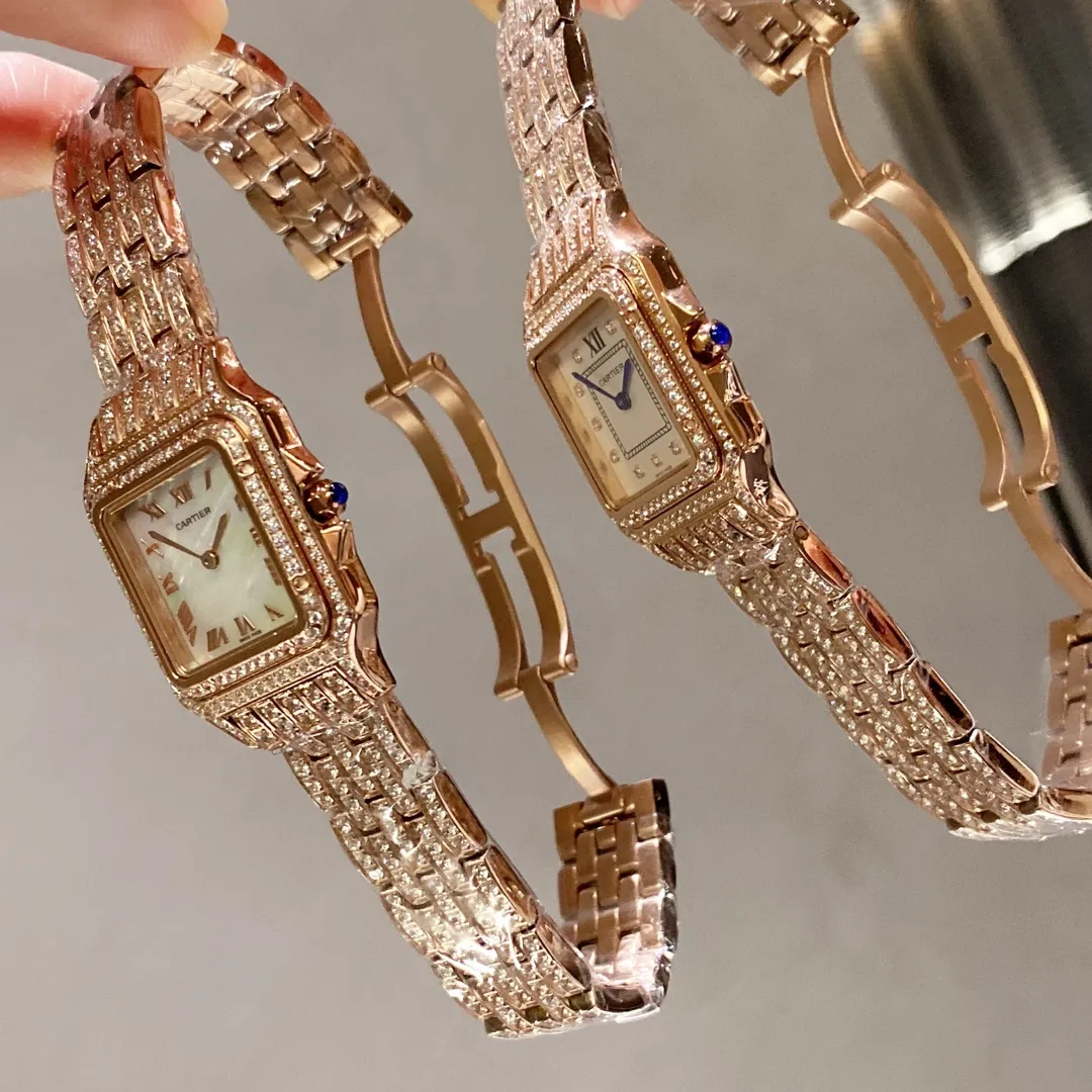 【Foreign trade import】💰2400! Luxury version of the full-diamond Cartier Panthère watch, gorgeous and unruly, is the aesthetic style conveyed by the Panthère de Cartier Cheetah. Its lines are smooth, charming, soft and docile on the wrist, as if dancing on the skin. The unique shape highlights a mature, elegant, confident and attractive female image. The case is one-piece, 27mm medium size, equipped with original Swiss quartz movement, 316L stainless steel case, crown set with a synthetic blue spinel, silver-plated dial, sword-shaped blue steel hands