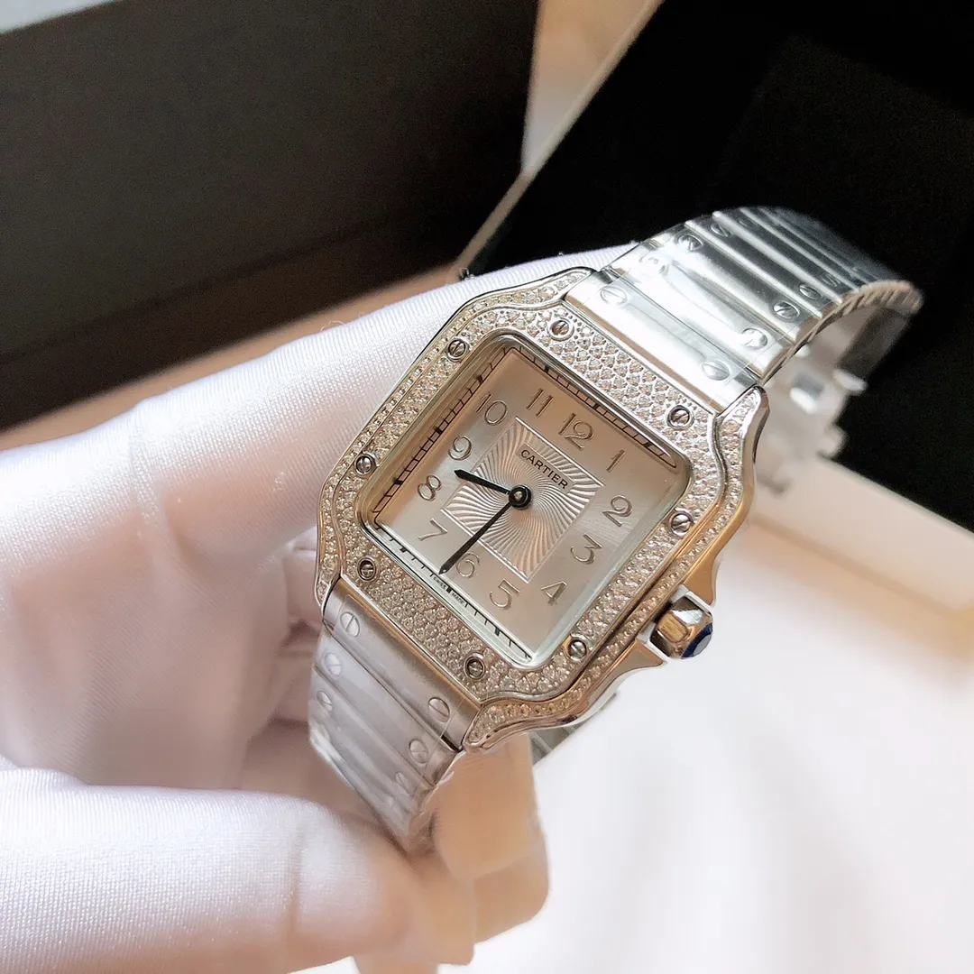 【Foreign trade import】💰1360! The first public launch of the new V12 version of Cartier, 35mm women's Santos (ultra-thin series) exclusive customized Cartier red bag, genuine original order mold opening, movement type: imported quartz movement. Table diameter: Female 35 Case material: 316 stainless steel. The steel belt has Cartier's unique screws, and the belt is calfskin imported from Italy. The details and workmanship are consistent with the original product. Taiwan G Factory v12 version exclusive quality ⚠️⚠️ (exclusively equipped with a red bag) no returns or exchanges will be accepted without a bag.