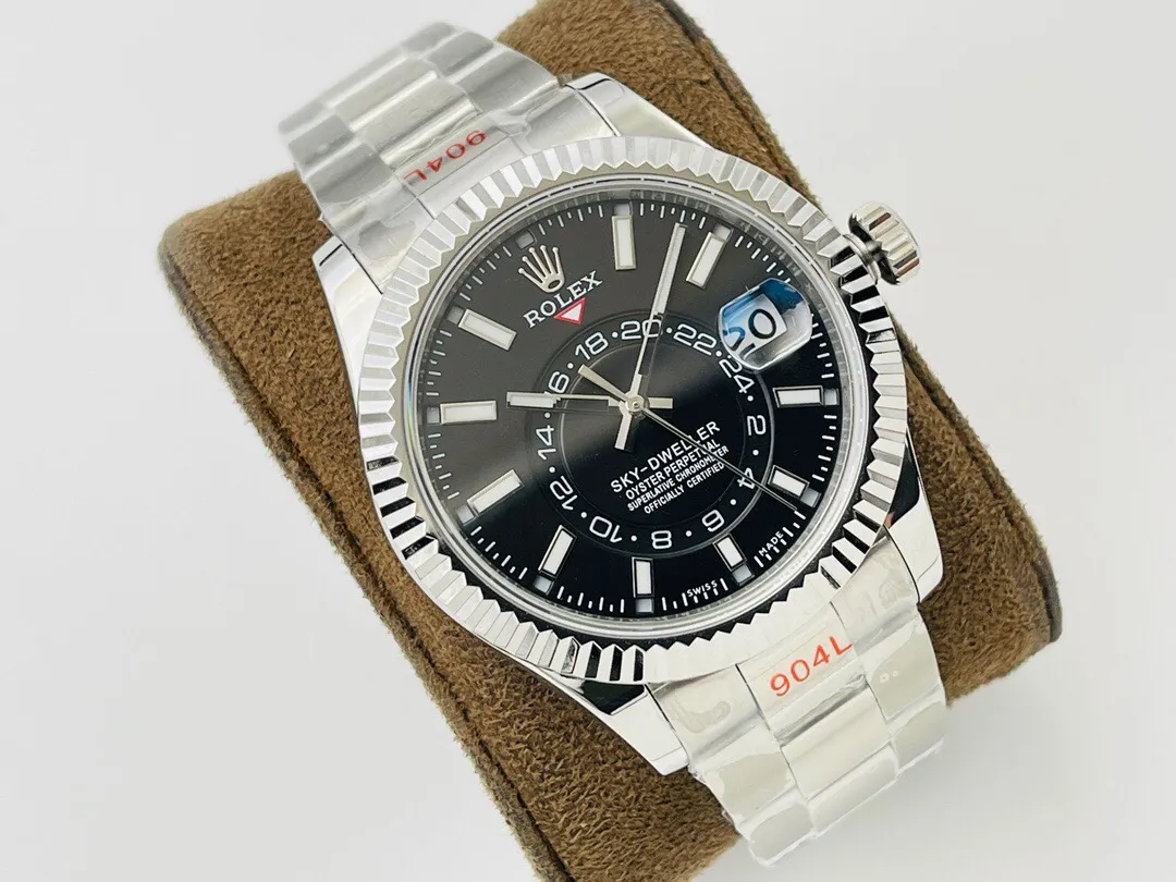 【Top replica】💰4500! Rolex Sky-Dweller Skywalker! Wonderful details: [Case] ​​size is 42 mm, stable, reliable, graceful and generous! The bezel adopts the Rolex Ring Command triangular groove pattern, and the month function can be adjusted by rotating the outer ring! Scratch-resistant sapphire crystal, anti-reflective convex magnifying calendar window [Watch strap] Oyster steel! Three rows of links, Oyster discount with 5mm easy-adjustable link extension system [Dial] Radiant sun texture, scale 12 small window red dot month display [Movement] Equipped with fully automatic Swiss mechanical 9001 movement! [Function] Date display/month display/annual calendar display/dual time zone! Factory's ingenuity is worth owning!