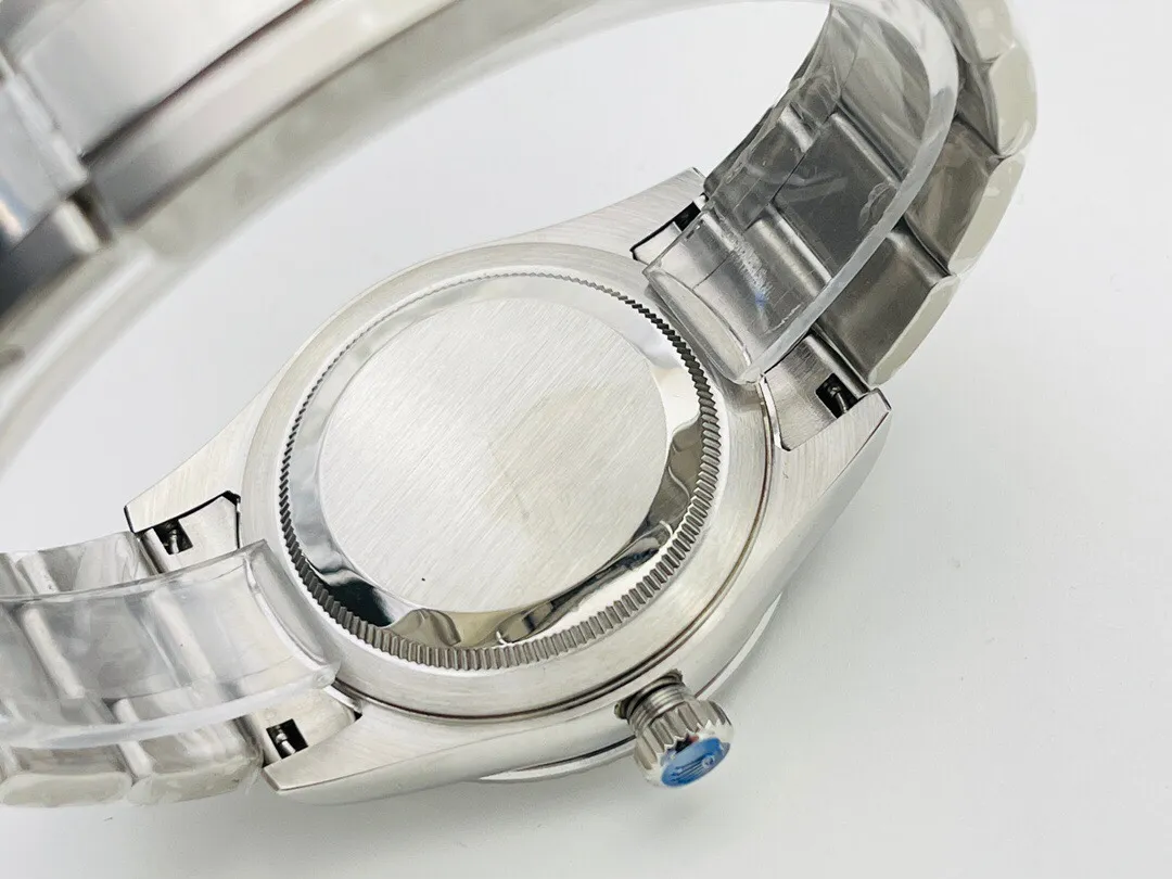 【Top replica】💰4500! Rolex Sky-Dweller Skywalker! Wonderful details: [Case] ​​size is 42 mm, stable, reliable, graceful and generous! The bezel adopts the Rolex Ring Command triangular groove pattern, and the month function can be adjusted by rotating the outer ring! Scratch-resistant sapphire crystal, anti-reflective convex magnifying calendar window [Watch strap] Oyster steel! Three rows of links, Oyster discount with 5mm easy-adjustable link extension system [Dial] Radiant sun texture, scale 12 small window red dot month display [Movement] Equipped with fully automatic Swiss mechanical 9001 movement! [Function] Date display/month display/annual calendar display/dual time zone! Factory's ingenuity is worth owning!