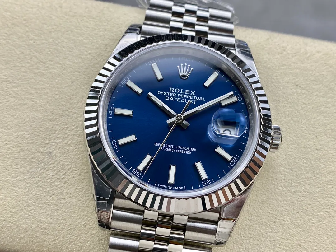 【High-end replica】💰1160! 【Customized all-in-one machine】💰1720! [Top replica] Private chat! ! ! The Rolex Datejust 41mm series creates a classic watch model. 1: The movement adopts Swiss 3235 movement. 2: In terms of material, the overall material is made of 904 steel. The curvature of the side of the case is polished in place, and the thickness of the side is consistent with the original. 3: Classic dog tooth collar. The platinum (electroplated) ring presents a radiant light effect that is extremely close to the original version, and the triangular pit pattern is clean and neat. 4: The watch mirror is made of real sapphire mirror, which increases the transparency of the watch. At the same time, it has been treated with anti-glare technology, making it very convenient to read watch data and has high hardness. 5: The only synchronous original thickness in the market is 11.5mm. This picture was taken in top reproduction quality!