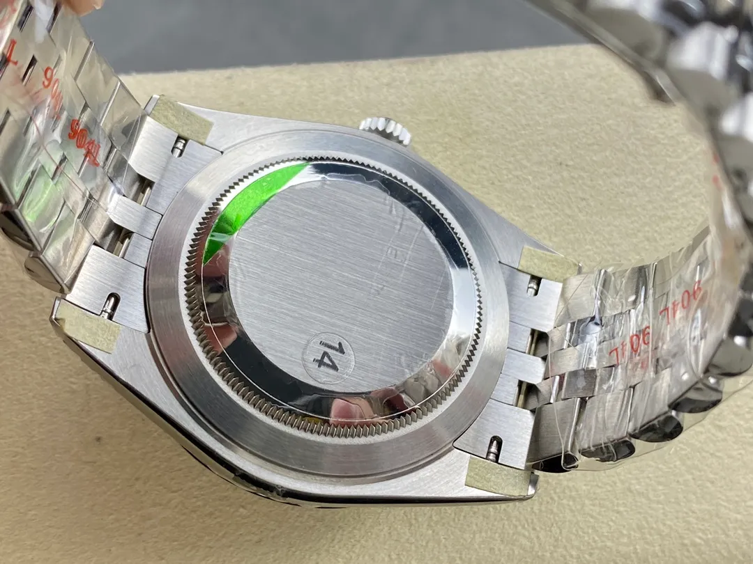 【High-end replica】💰1160! 【Customized all-in-one machine】💰1720! [Top replica] Private chat! ! ! The Rolex Datejust 41mm series creates a classic watch model. 1: The movement adopts Swiss 3235 movement. 2: In terms of material, the overall material is made of 904 steel. The curvature of the side of the case is polished in place, and the thickness of the side is consistent with the original. 3: Classic dog tooth collar. The platinum (electroplated) ring presents a radiant light effect that is extremely close to the original version, and the triangular pit pattern is clean and neat. 4: The watch mirror is made of real sapphire mirror, which increases the transparency of the watch. At the same time, it has been treated with anti-glare technology, making it very convenient to read watch data and has high hardness. 5: The only synchronous original thickness in the market is 11.5mm. This picture was taken in top reproduction quality!