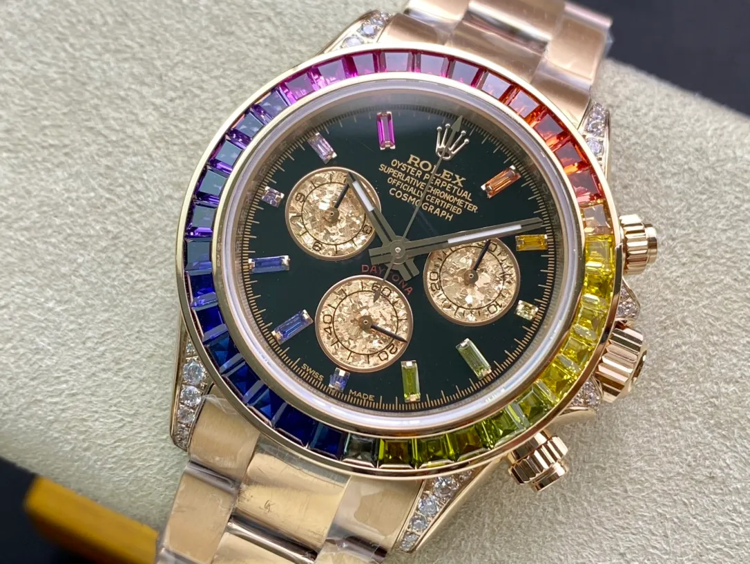 【Top Replica】💰Private chat! In order to achieve the original effect of the Rolex Rainbow Daytona we want, it costs a lot of money to develop and is made with exquisite workmanship. The special effects of the gold crystals on the three independent time counters are all unique. The charming reflective effects and magnificent colors fully demonstrate the graceful structure of the gold crystals. Each piece is a natural masterpiece of art. The color of the gold crystal chronograph dial is in sharp contrast with the black dial, and complements the color of the gemstones. The diamond-set hour markers and gold hands make the entire dial radiant, and the overall beauty is overwhelming. You can't put it down. Rolex's most popular Cosmograph Daytona [Case] ​​is made of imported genuine 904L steel, which is the same material and model as the genuine product. The steel band is finely brushed, the color is whiter and brighter, and it is strong and wear-resistant. [Function] The movement still retains a powerful timing function, and is matched with the 7750 movement for full-function timing. [Ring] The ceramic ring formed by the new process is consistent with the original craftsmanship, and the scale effect is deep and rounded. [Details] The letter strips are metal mirror-finished, flawless, and made of strong luminous powder imported from Switzerland. The hour and minute hands are grooved and filled with glossy black oil instead of ordinary printing, and the texture is very different. Highly transparent sapphire glass, the mirror effect is very high-quality. [Quality] The color adopts A+ high-level electroplating process, which is more stable and anti-oxidation. It is equipped with a natural rubber strap. The original mold is opened. The material is the same as the original product. The texture is obviously soft and delicate, and it fits the wrist better.