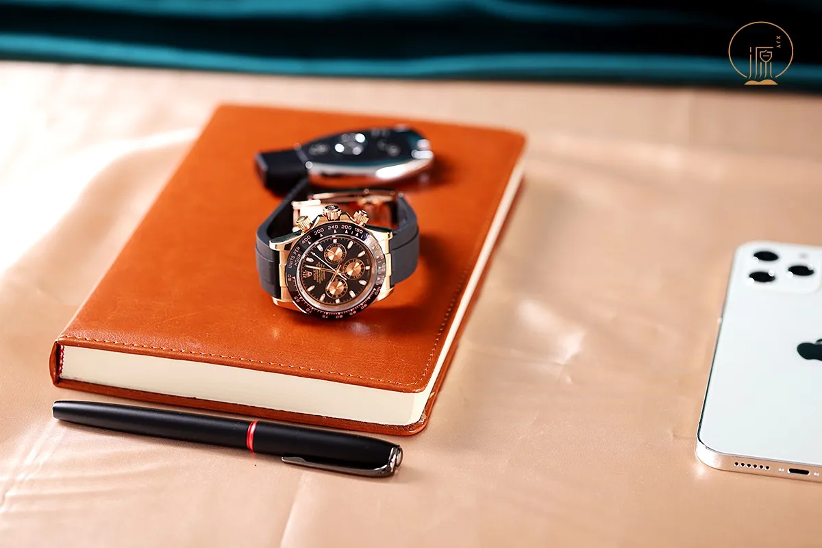 【High-end replica】💰970! Rolex Daytona Series Automatic mechanical movement, 40 mm, men's Power reserve: 50 hours Case diameter: 40 mm Case material: stainless steel; 316L stainless steel; outer ring black Cerachrom ceramic solid outer ring with tachymeter scale Dial color: black Dial shape: round Dial material: Dial with snail-shaped small seconds dial Glass material: Scratch-resistant sapphire crystal Crown Material: Stainless steel, winding crown; screw-down triple buckle triple waterproof system Strap color: silver Strap material: stainless steel; Oyster, three-row link Clasp type: folding buckle; Oyster insurance discount with 5mm easy-adjustable link extension system buckle Material: stainless steel Back: dense bottom, screw-in bottom cover deep waterproof Speed: 200-meter automatic mechanical movement, 40 mm, diameter: 40 mm Case material: stainless steel; 316L stainless steel; outer ring black Cerachrom ceramic solid outer ring with tachymeter scale Dial color: black Dial shape: round Dial material: Dial with snail-shaped small seconds dial Mirror material: scratch-resistant sapphire crystal Crown material: Stainless steel, winding crown; screw-in triple buckle triple waterproof system Strap color: silver Strap material: stainless steel; Oyster, three-row link Clasp type: folding buckle; Oyster insurance discount with 5mm easy-adjustable link extension system clasp Material: stainless steel Back: dense bottom, screw-in bottom cover Waterproof depth: 200 meters
