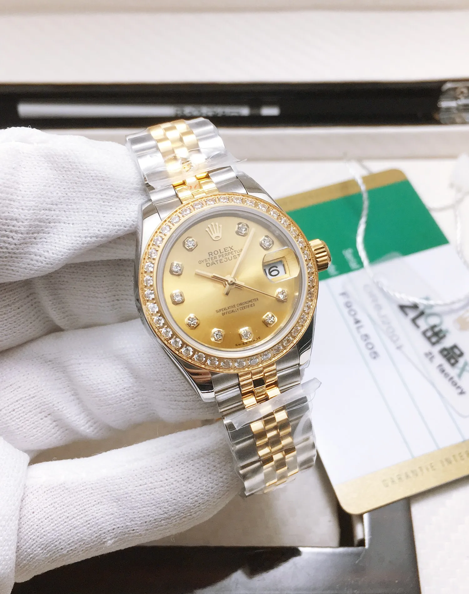 【High-end replica】💰1300! 【Customized all-in-one machine】💰1840! 【Top Replica】💰Private chat! Rolex Women's Datejust 28MM Datejust Watch! There are also 31mm women's watches, 36mm unisex watches, and 41mm men's watches. 1⃣️The case diameter remains the same as the original one, and the stainless steel watch case is forged from 904L stainless steel, which is durable! 2⃣️With the original imported Swiss movement, more goddesses have multiple choices. The performance is extremely stable. Its shock resistance and geometric structure enable the movement to maintain regular operation in any position. 3⃣️The triangular grooved bottom cover is tightened with special tools to completely seal the watch case. The winding crown adopts a double buckle lock dual waterproof system and is firmly screwed to the watch case, making it more waterproof. 4⃣️A small window convex lens is installed at 3 o'clock to enlarge the date display of the watch, making it easier to read the date. The waterproof Oyster case of the women's journal type provides the best protection for the high-precision movement! 5⃣️904L watch strap and new double-headed connection method under the outer ring (can be used with the original), concealed folding crown buckle, opened with an articulated Rolex crown logo. This picture is a real shot of a top replica!