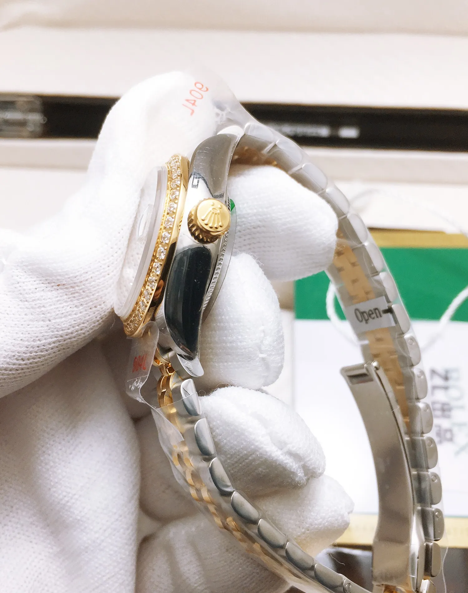 【High-end replica】💰1300! 【Customized all-in-one machine】💰1840! 【Top Replica】💰Private chat! Rolex Women's Datejust 28MM Datejust Watch! There are also 31mm women's watches, 36mm unisex watches, and 41mm men's watches. 1⃣️The case diameter remains the same as the original one, and the stainless steel watch case is forged from 904L stainless steel, which is durable! 2⃣️With the original imported Swiss movement, more goddesses have multiple choices. The performance is extremely stable. Its shock resistance and geometric structure enable the movement to maintain regular operation in any position. 3⃣️The triangular grooved bottom cover is tightened with special tools to completely seal the watch case. The winding crown adopts a double buckle lock dual waterproof system and is firmly screwed to the watch case, making it more waterproof. 4⃣️A small window convex lens is installed at 3 o'clock to enlarge the date display of the watch, making it easier to read the date. The waterproof Oyster case of the women's journal type provides the best protection for the high-precision movement! 5⃣️904L watch strap and new double-headed connection method under the outer ring (can be used with the original), concealed folding crown buckle, opened with an articulated Rolex crown logo. This picture is a real shot of a top replica!