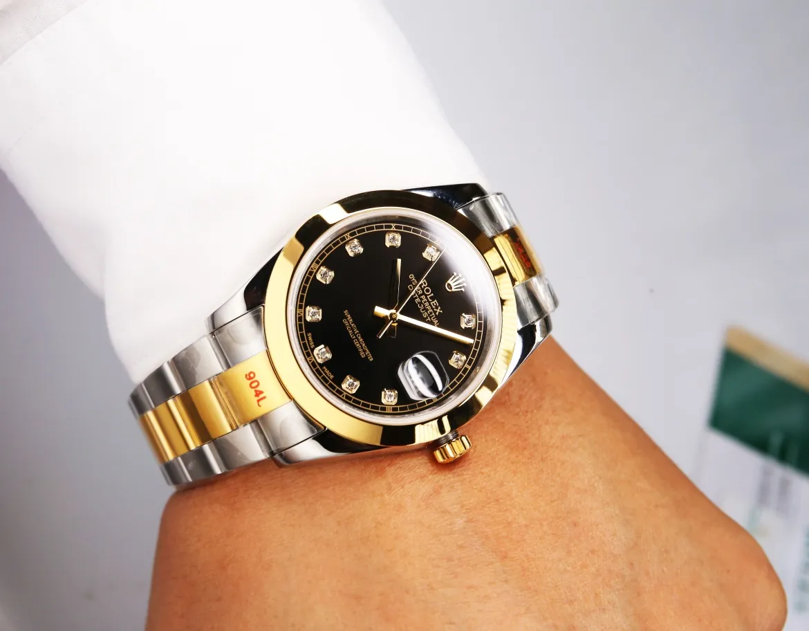 【High-end replica】💰1240! 【Customized all-in-one machine】💰1920! Taiwan factory makes strong comeback‼ ️‼ ️Outstanding work - Rolex Oyster Perpetual Datejust 41mm series watch, timeless elegance! Factory code: M126338... The 6-digit internal code is consistent with the card, and the entire set must be completed for return or exchange! [Oyster case, symbol of waterproofing] The diameter of the watch is 41mm, the thickness is consistent with the original, and the data is consistent with the genuine product 1. Classic Oyster case with triangular grooved outer ring 2. The handle adopts a screw-in design to restore the double buckle double waterproof system 3. Mirror material - anti-scratch blue crystal glass, anti-reflective convex magnification (2.5 times) calendar window [Strap details] Different watches are matched with different steel straps 1. Commemorative strap Jubilee Bracelet (five-bead belt) Material: stainless steel, commemorative type, five-row link 2. Oyster bracelet Oyster Bracelet (3-bead belt). Material: Stainless steel, head-shaped, semi-circular three-row link 3. Buckle type Folding buckle, concealed folding crown buckle [Movement] Using the exquisite and stable imported 9015 all-in-one mechanical movement, it is stable and simple, reserved, showy but not flattering, and long-lasting elegance! (Extreme reproduction requirements create high quality, playing with more than just concepts!) (Focus on original new machines) Focus is an attitude, produced by JH! The pictures were taken with a customized all-in-one machine!